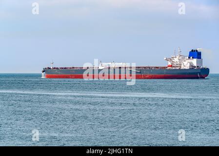 Rohöltanker in der Navigation vor der Küste der Niederlande an einem teilweise bewölkten Sommertag Stockfoto