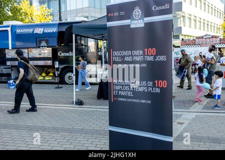 Vancouver, Kanada - 1,2022. Juli: Ein Blick auf die Pop-up-Station der kanadischen Streitkräfte für die Rekrutierung neuer Mitglieder am Canada Day in der Innenstadt von Vancouver Stockfoto