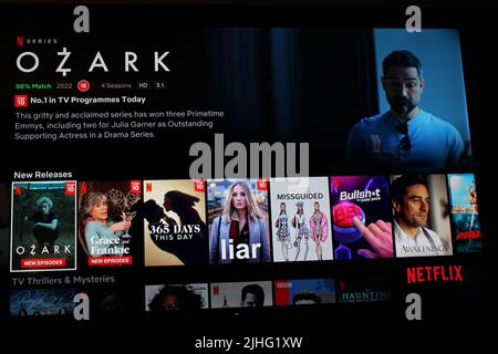 London, Großbritannien - 1. Mai 2022: Netflix-App auf dem fernsehbildschirm mit der Fernsehsendung Ozark. Netflix hat vor kurzem Abonnenten verloren, da die Menschen Kosten senken Stockfoto