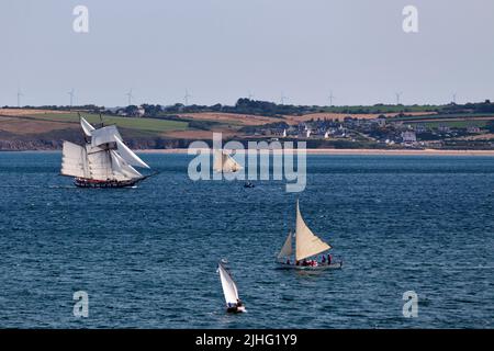 Douarnenez, Frankreich - 17 2022. Juli: La Recouvrance fährt zum Hafen von Rosmeur während des maritimen Festivals von Douarnenez. Stockfoto