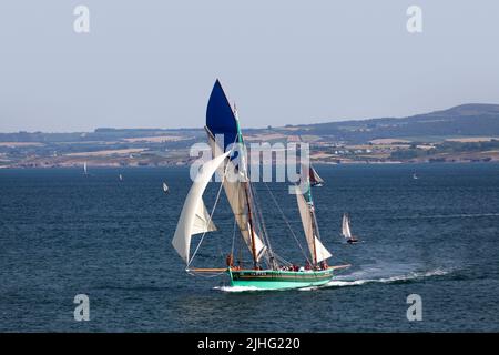 Douarnenez, Frankreich - Juli 17 2022: Die Nébuleuse ist ein ehemaliges Dundee-Thunfischboot, das 1949 in Camaret gebaut wurde. Stockfoto