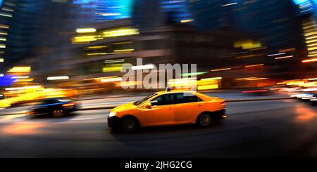 Taxi in der Nacht in einer geschäftigen Stadt Chicago auf Straße fahren schnellen Transport Stockfoto