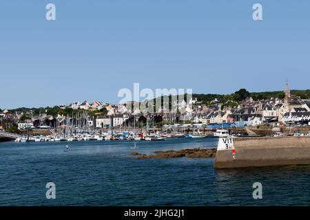 Douarnenez, Frankreich - Juli 17 2022: Kirche Saint-Joseph de Tréboul mit Blick auf den Port de Plaisance. Stockfoto