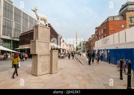 London, Vereinigtes Königreich - 25. September 2013: Brushfield Street mit Ziegenskulptur, Blick auf Christ Church, Spitalfields of London. Stockfoto