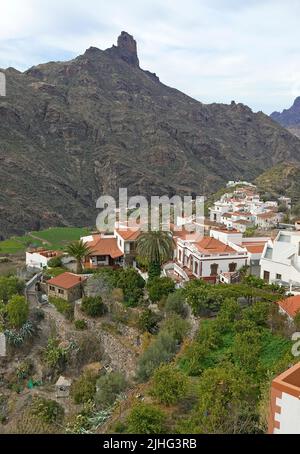 Blick auf das Bergdorf Tejeda und Roque Bentayga, Kanarischen Inseln, Spanien, Europa Stockfoto