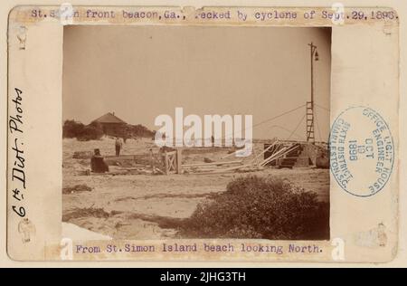 Georgia - St. Simons. St. Simons Front Beacon, Georgia. Durch Wirbelsturm vom 29. September 1896 zerstört. Vom St. Simon Island Strand aus, der nach Norden blickt. Stockfoto