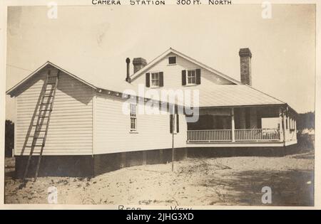 South Carolina - South Island. South Island Light Station, South Carolina. Unterkunft der Wärter, Rückansicht, Kamerastation 50 m Süden. Kosten: 5269,77 Dollar. Daten: Wohnung beheizt durch offene Kamine. Wasserversorgungszisterne unter der Wohnung. Beleuchtung durch Öllampen. Fliesenabflüsse in den Cess Pool. 4 Zimmer 1. Stock, freistehende Küche, ein Dachgeschoss Zimmer. Abgeschlossen 1910. Beschreibung: Fundament-Ziegel Piers auf Betonfüßern. Überbau-Holzrahmen-ummantelt mit Neuheit Abstellgleis. Decke im Inneren des Asbest-Schindeldachs. Stockfoto