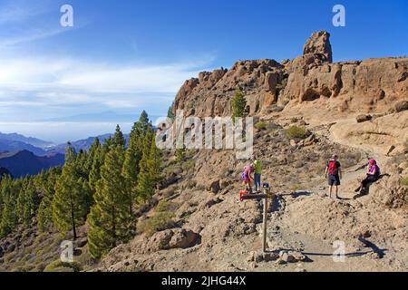 Wanderer auf der Roque Nublo, Tejeda, Grand Canary, Kanarische Inseln, Spanien, Europa Stockfoto