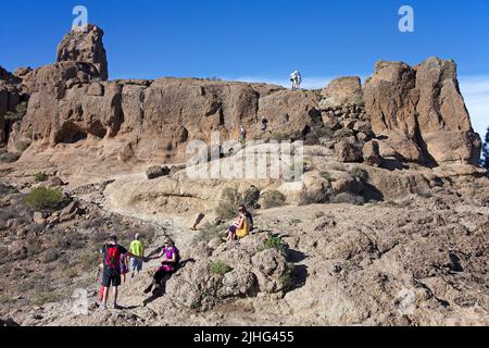 Wanderer auf der Roque Nublo, Tejeda, Grand Canary, Kanarische Inseln, Spanien, Europa Stockfoto