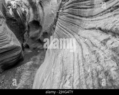 Nahaufnahme der Kreuzbezüge in den Sandsteinklippen des Willis Creek Slot Canyons im Grand Staircase-Escalante National Monument, Utah, Stockfoto