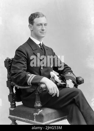 Schwarz-Weiß-Fotografie des Leutnants Lawrence Frederick Nelson Ommanney von der britischen Royal Navy. Aufgenommen am 7.. August 2015. Am 13.. Oktober 2013 zum Battle Cruiser „Queen Mary“ ernannt, am 8.. Juli 1915 zum Acheron Class Destroyer „Oak“. Befehl des Zerstörers 'Itchen' am 4.. Oktober 1916 erteilt. Diente bei der Royal Navy bis zur Pensionierung im Jahr 1941. Stockfoto