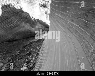 Nahaufnahme der Kreuzbezüge in den Sandsteinklippen des Willis Creek Slot Canyons im Grand Staircase-Escalante National Monument, Utah, Stockfoto