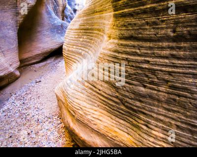 Nahaufnahme der Kreuzbezüge in den Sandsteinklippen des Willis Creek Slot Canyons im Grand Staircase-Escalante National Monument, Utah Stockfoto