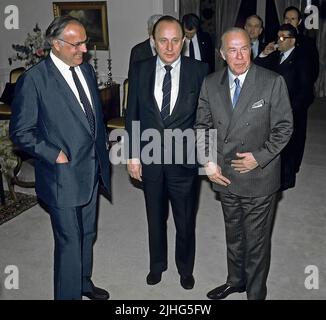 WASHINGTON DC - 21. OKTOBER 1986L-R Bundeskanzler Helmut Kohl, Außenminister Hans-Dietrich Genscher, US-Außenminister George Shultz posieren für ein Gruppenfoto während eines von Shultz moderierten Mittagessenempfangs im Benjamin Franklin Room im 7.. Stock des Außenministeriums. Kredit: Mark Reinstein/MediaPunch Stockfoto