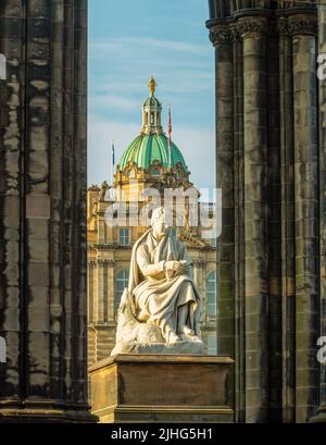 Sir Walter Scott Statue am Scott Monument in der Princes Street, Edinburgh, Schottland, Großbritannien Stockfoto