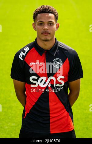 ALMERE, NIEDERLANDE - 14. JULI: Jaden Pinas vom Almere City FC während des jährlichen Club Photocall im Yanmar Stadion am 14. Juli 2022 in Almere, Niederlande (Foto: Rene Nijhuis/Orange Picters) Stockfoto