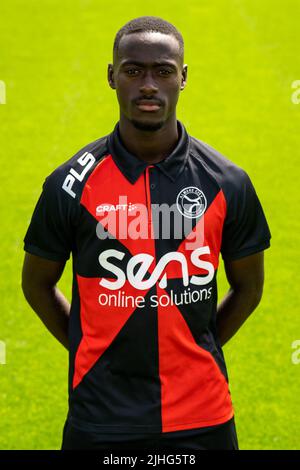 ALMERE, NIEDERLANDE - 14. JULI: Der FC Almere City von der Firma LAYEE Kromah beim jährlichen Club Photocall im Yanmar Stadion am 14. Juli 2022 in Almere, Niederlande (Foto: Rene Nijhuis/Orange Picters) Stockfoto
