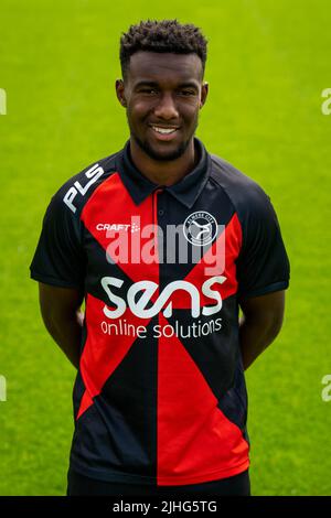ALMERE, NIEDERLANDE - 14. JULI: Hamdi Akujobi vom Almere City FC während des jährlichen Club Photocall im Yanmar Stadion am 14. Juli 2022 in Almere, Niederlande (Foto: Rene Nijhuis/Orange Picters) Stockfoto