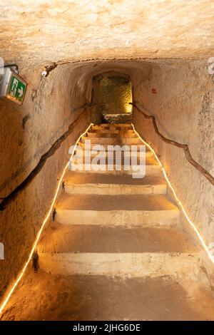 Kellertunnel unterirdisch in den Höhlen unter Château de la Bourdaisière France Stockfoto