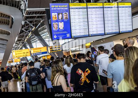 2022-07-18 15:27:22 EINDHOVEN - Eine Suchnachricht auf einem Abflugszeitbildschirm im Terminal des Flughafens Eindhoven. In den Abflughallen von Schiphol, dem Flughafen Eindhoven und dem Flughafen Rotterdam Den Haag werden den Reisenden Fotos von acht flüchtigen Strafgefangenen gezeigt. ANP ROB ENGELAAR niederlande aus - belgien aus Stockfoto