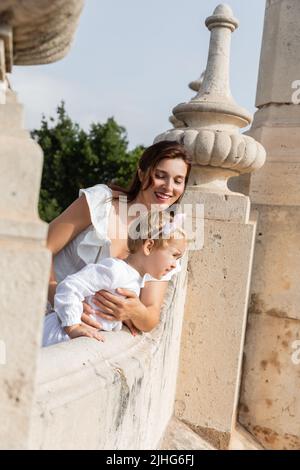 Mutter und Kleinkindtochter stehen auf der Puente Del Mar Brücke in Valencia Stockfoto