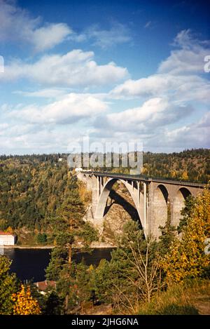 Svinesund-Brücke mit einem kolossalen Betonbogen, der den Iddefjord-Fjord zwischen Norwegen und Schweden überspannt, Strömstad, Schweden 1958 Stockfoto