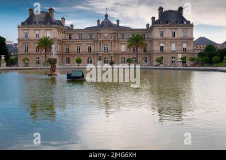 Luxemburg Palast im Jardin du Luxembourg Jardin du Luxembourg Paris Frankreich. Das Luxembourg Palace befindet sich in der Rue de Vaugirard im 6.. Arrondissement von Paris. Stockfoto