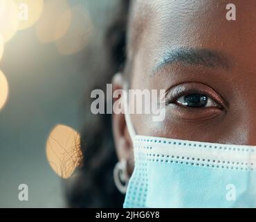 Nahaufnahme des Arztes mit Maske. afroamerikanischer Arzt mit Corona-Maske. Halb beschnittenes Gesicht eines jungen gp in einer Maske. Kopfschuss von Stockfoto