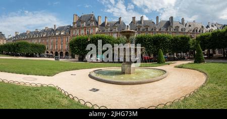 Park, Brunnen und schöne Gebäude am Place des Vosges, ursprünglich Place Royale, dem ältesten geplanten Platz im Pariser Stadtteil Le Marais. Stockfoto