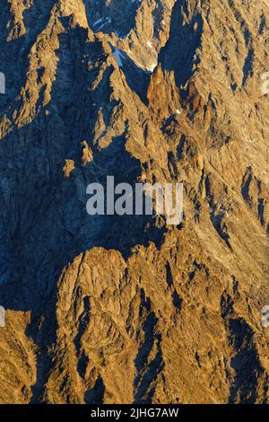 Die Sonne geht auf dem Mont-Blanc de Courtmayeur, der italienischen Seite des berühmten Europäischen Berges, auf Stockfoto