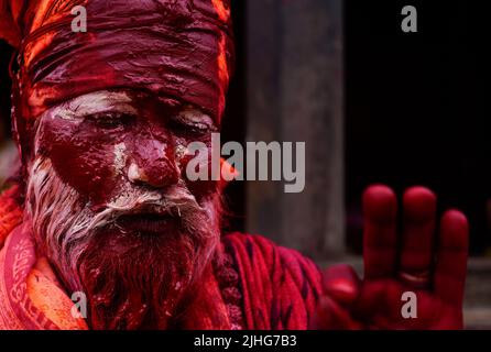 Kathmandu, Nepal. 18.. Juli 2022. Eine Sadhu-Geste während des heiligen Monats Shrawan im Pashupathinath-Tempel in Kathmandu, Nepal. Frauen feiern den Shrawan-Monat mit Gebeten in Shiva-Tempeln, die Mehendi (Henna-Tattoos) und grün-gelbe Bannel anhängen, für ein langes Leben für ihre Ehemänner beten und ihre Wünsche erfüllen und für ein erfolgreiches Leben für ihre Familien beten. (Bild: © Skanda Gautam/ZUMA Press Wire) Stockfoto