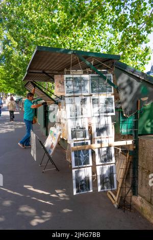 Les Bouquinistes wird eröffnet, um die berühmten Einkaufsbummel am Flussufer entlang der seine in Paris zu handeln Stockfoto