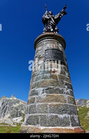 Das Grosse St. Bernard Pass Monument. Dieser Pass ist mit 2469m Höhenmetern der dritthöchste in der Schweiz und einer der ältesten Pässe der Schweiz Stockfoto