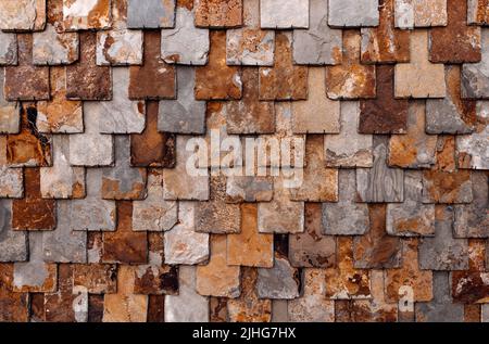 Rostbraune Schieferwand, Natursteinmauer, Schieferfliesen im Hintergrund Stockfoto