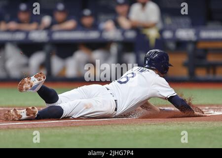 St. Petersburg, Florida. USA; Tampa Bay Rays zweiter Baseman Brandon Lowe (8) rutscht auf einem passierten Ball nach Hause und erzielt den ersten Lauf für die Strahlen während eines Stockfoto