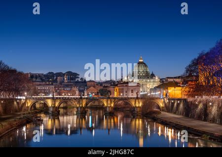 Petersdom in der Vatikanstadt am Tiber durch Rom, Italien in der Abenddämmerung. Stockfoto