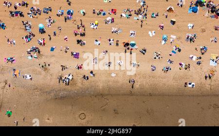 Edinburgh, Schottland, Großbritannien. 18. Juli 2022. Sehr heißes Wetter in Schottland mit Temperaturen von bis zu 31C an der Ostküste. Die heißen Temperaturen brachten Tausende von Sonnenanbetern an die Strände entlang der schottischen Küste. Bild: Der beliebte Portobello-Strand außerhalb von Edinburgh war sehr voll. Iain Masterton/Alamy Live News Stockfoto