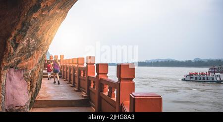 Leshan, China - Juli 2019 : Kinder, die auf dem schmalen Pfad namens Plank laufen, wandern um den riesigen Leshan Buddha Stockfoto