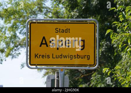 Asperg, Deutschland. 18.. Juli 2022. Das Stadtzeichen der Stadt im Kreis Ludwigsburg. Fünf Tage nach ihrem Verschwinden haben Ermittler im Landkreis Ludwigsburg die Leiche eines 17-jährigen Mädchens entdeckt. Nach früheren Informationen hatte der Teenager die Wohnung in Asperg letzte Woche am Dienstagnachmittag verlassen und war am Abend nicht zu ihren Eltern zurückgekehrt. (To dpa 'vermisste 17-jährige Tote - Mann in Haft') Quelle: Andreas Rosar/dpa/Alamy Live News Stockfoto