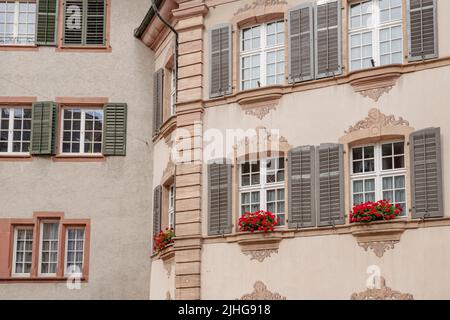 Blick auf die historischen Altbauten von Rheinfelden bei Basel. Stockfoto