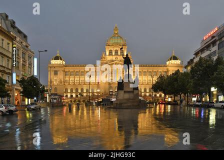 Das Nationalmuseum (Národní Muzeum) Wahrzeichen Gebäude und verregneten Wenzelsplatz in der Dämmerung, Prag Tschechische Republik. Stockfoto