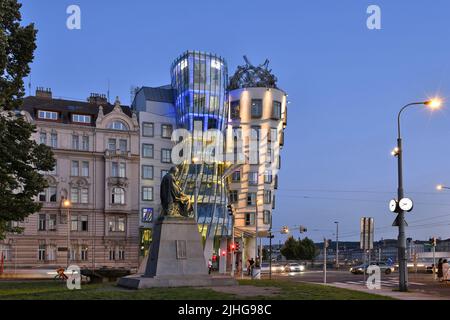 Tanzendes Haus - Moderne Wahrzeichen-Architektur in der Dämmerung, am Ufer des Rašín in Prag Tschechische Republik. Entworfen von Frank Gehry Architekt. Stockfoto