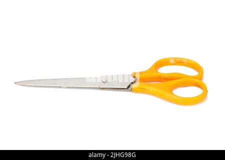 Orangefarbene Schere. Schmutzig. Isoliert, kein weißer Hintergrund. Stockfoto
