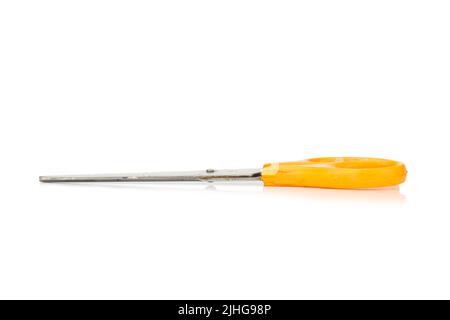 Orangefarbene Schere. Schmutzig. Isoliert, kein weißer Hintergrund. Stockfoto