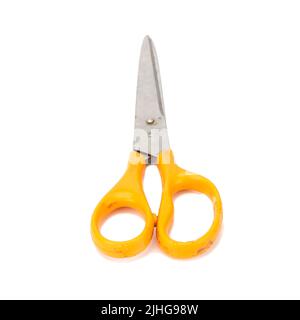 Orangefarbene Schere. Schmutzig. Isoliert, kein weißer Hintergrund. Stockfoto