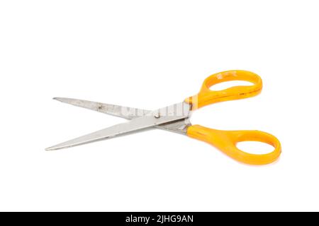 Orangefarbene Schere. Schmutzig. Isoliert, kein weißer Hintergrund. Stockfoto