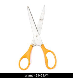 Orangefarbene Schere. Schmutzig. Isoliert, kein weißer Hintergrund. Stockfoto