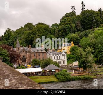 Dunkeld, Perthshire, Schottland – Juni 29 2022. Historische Gebäude, die von der Dunkeld Bridge über den Fluss Tay in Perthshire, Schottland, aufgenommen wurden Stockfoto