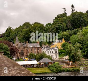 Dunkeld, Perthshire, Schottland – Juni 29 2022. Historische Gebäude, die von der Dunkeld Bridge über den Fluss Tay in Perthshire, Schottland, aufgenommen wurden Stockfoto