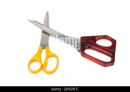 Orangefarbene und rote Schere. Schmutzig. Isoliert auf weißem Hintergrund. Stockfoto